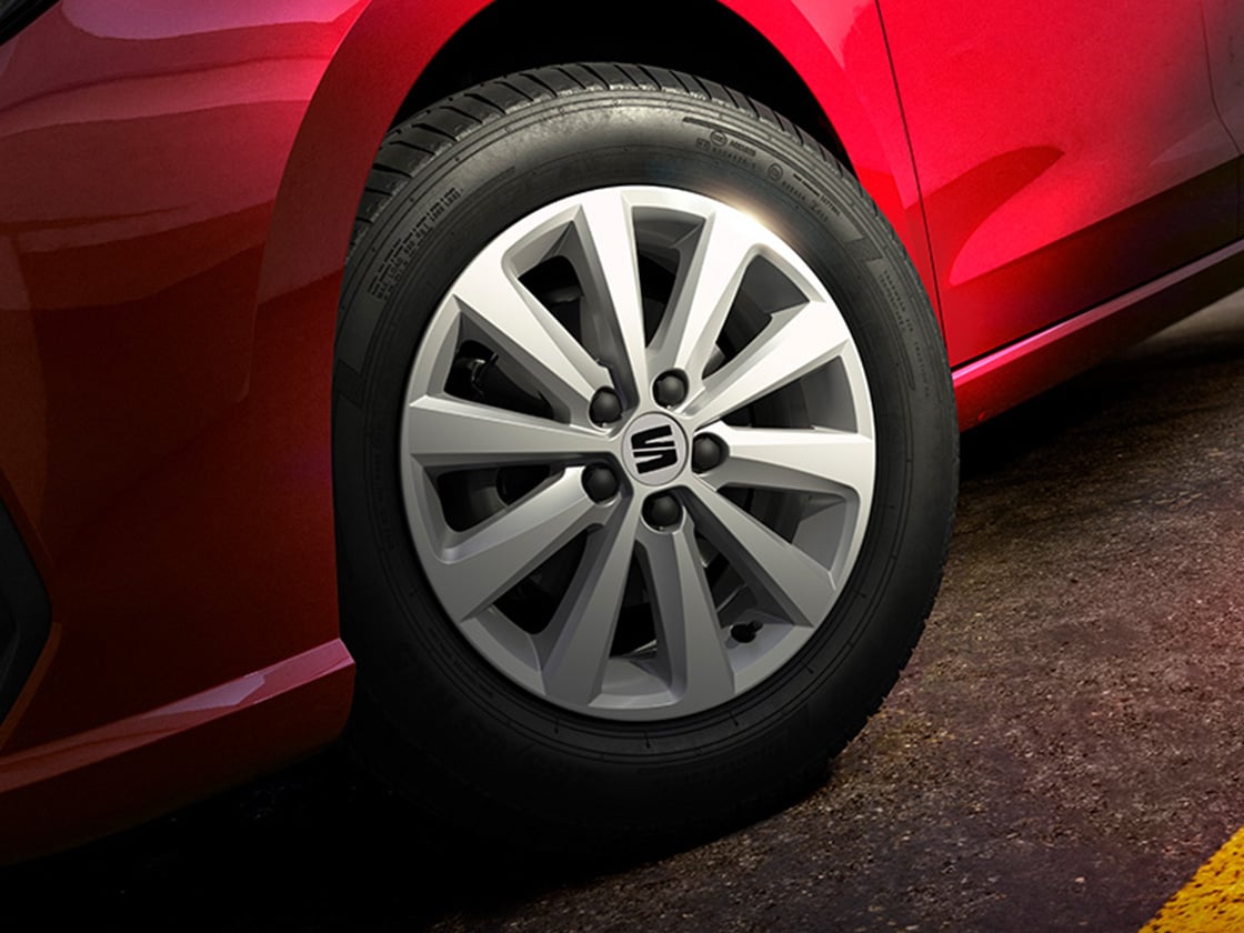Gros plan sur les jantes en alliage de 16 " Design de la SEAT Ibiza. 