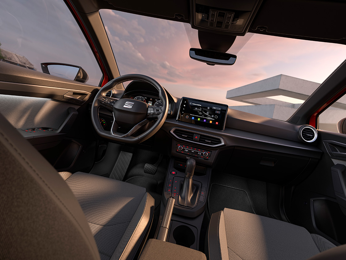 Vue de l’intérieur de la SEAT Ibiza mettant en valeur ses détails, comme la sellerie. 