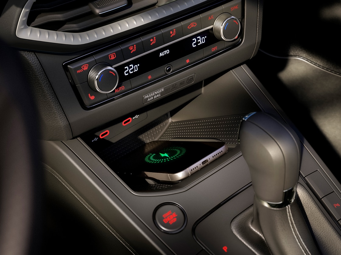 Vue de l’habitacle de la SEAT Ibiza, incluant également des technologies avancées comme la Connectivity Box, contrôlable depuis la console centrale  Vue de l’habitacle de la SEAT Ibiza, incluant également des technologies avancées comme la Connectivity Box, contrôlable depuis la console centrale