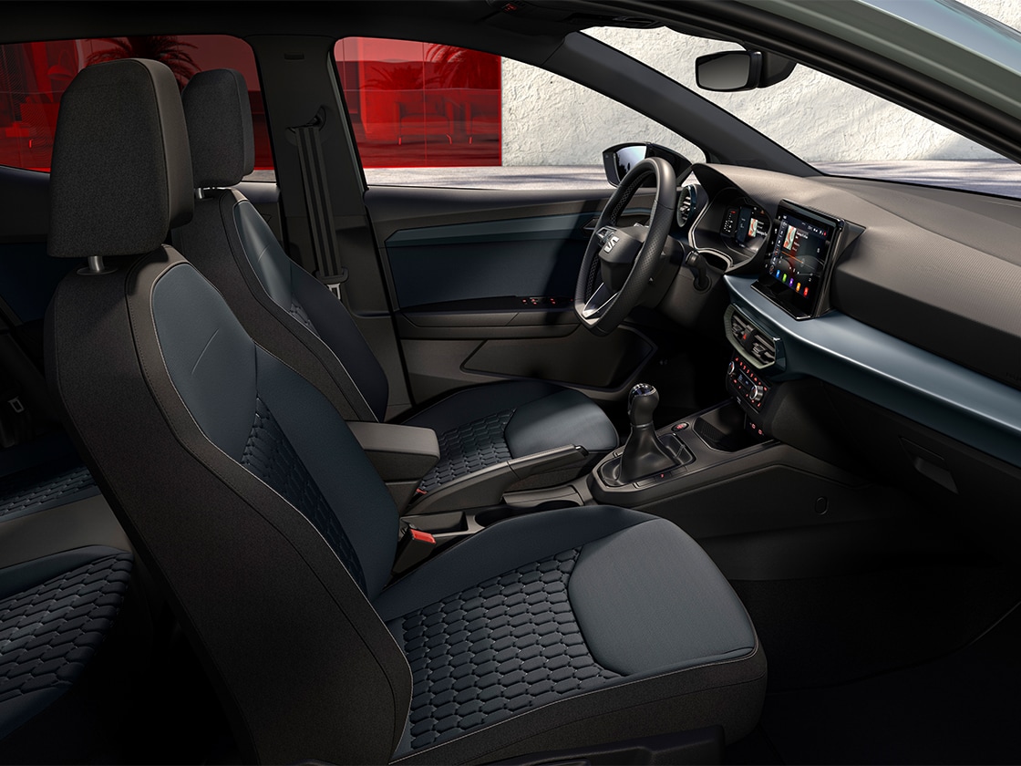 Détails de l’intérieur de la SEAT Ibiza incluant les sièges standard embossés de la finition Style en Aurora 