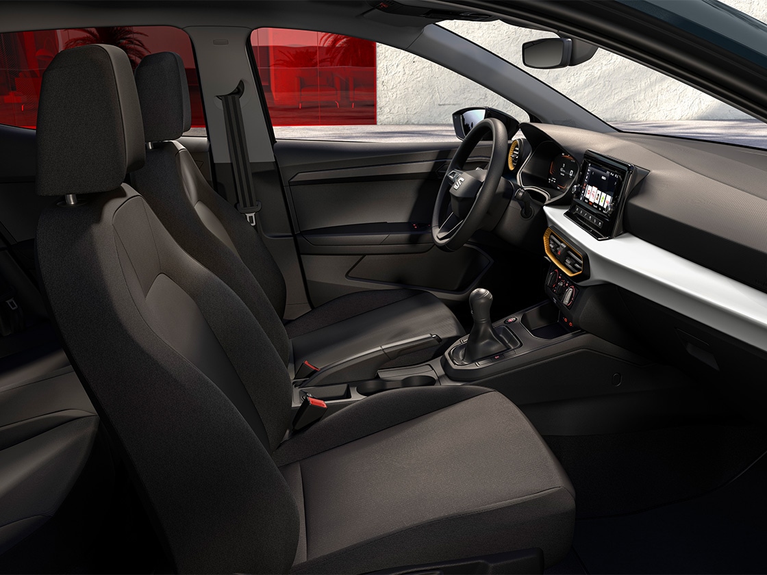 Détails de l’habitacle de la SEAT Ibiza, notamment les sièges confort en tissu dans la teinte acero. 