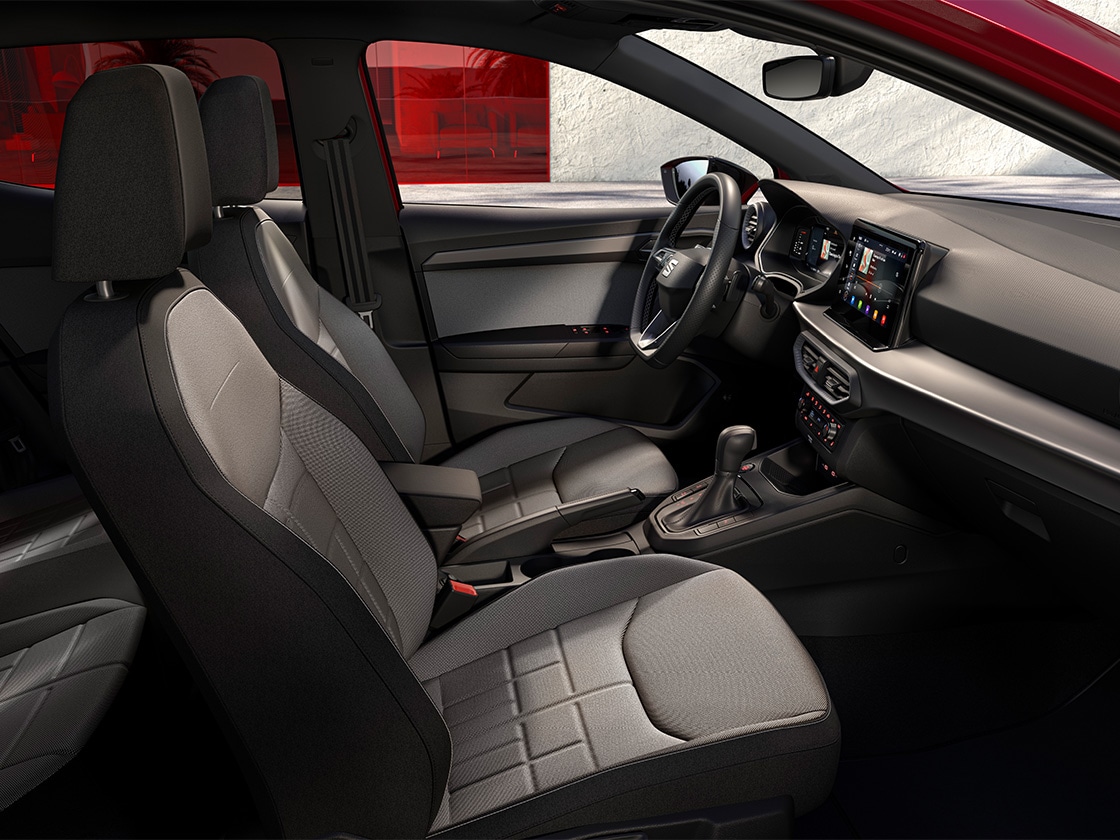 Détails de l’habitacle de la SEAT Ibiza, notamment les sièges de série aux motifs en relief pour la version FR, finition Nuance.