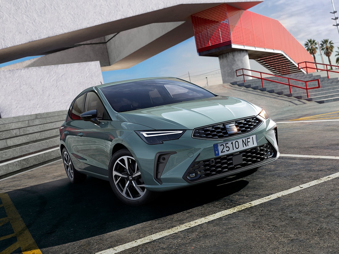 Vue latérale de la SEAT Ibiza finition Style garée à l’extérieur  Vue latérale de la SEAT Ibiza finition Style garée à l’extérieur