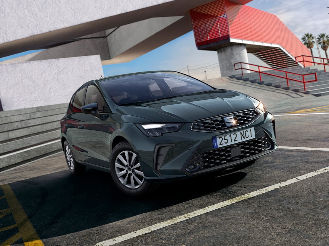 Vue de profil de la SEAT Ibiza stationnée à l’extérieur 