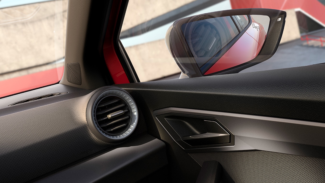 Vue partielle de l’intérieur mettant en avant quelques détails ainsi que le rétroviseur droit.  Vue partielle de l’intérieur mettant en avant quelques détails ainsi que le rétroviseur droit.