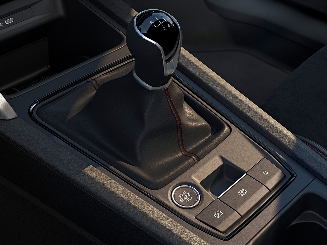 Gros plan sur la boite de vitesse manuelle de la SEAT Leon NF 5D, conçue pour procurer une expérience plus rapide et stable.