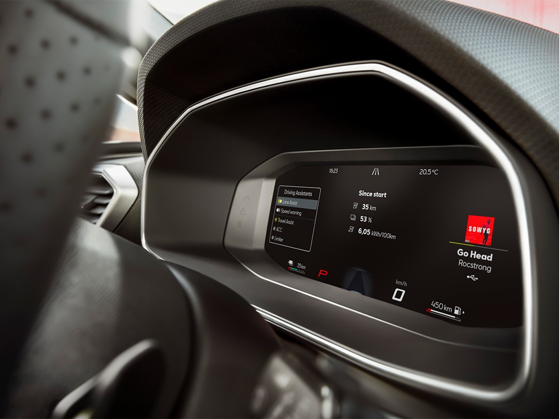 Gros plan sur le tableau de bord numérique de la SEAT Leon.