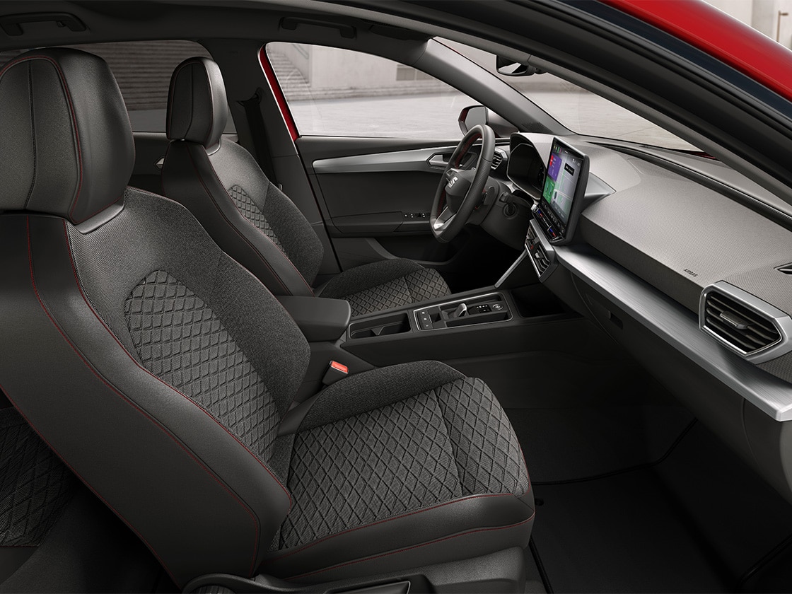 Vue intérieure de la seat leon sportstourer fr mettant en avant les sièges confort en tissu pour le modèle FR, alliant soutien ergonomique et design élégant pour un voyage confortable.