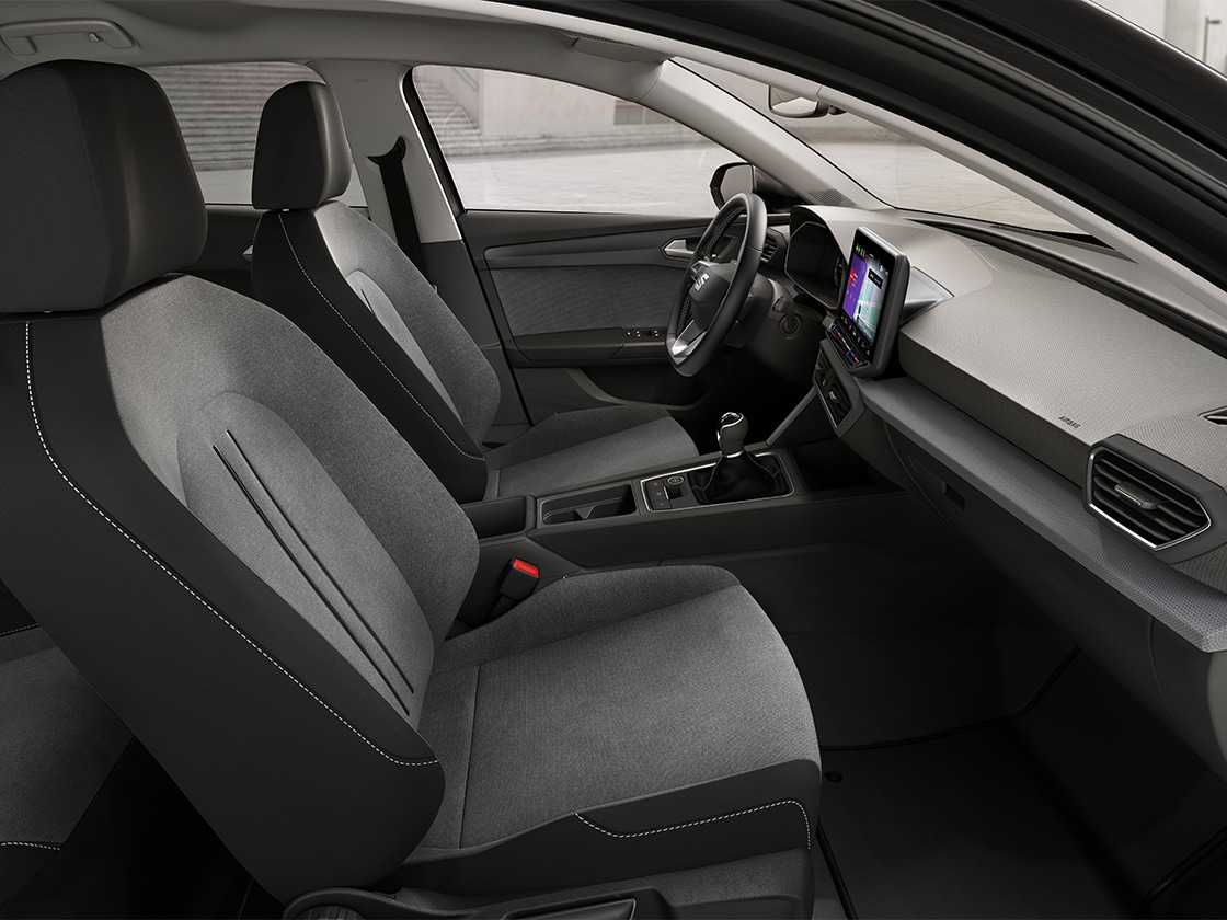 Vue intérieure de la seat leon sportstourer style mettant en avant les sièges confort en tissu, offrant une expérience de conduite détendue et pratique.