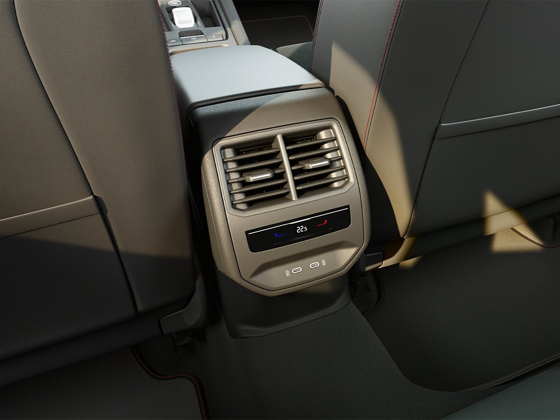 Vue de l'intérieur arrière montrant le Pack Confort de la SEAT Leon Sportstourer avec système Climatronic 3 zones, les prises USB-C et l'accoudoir central.