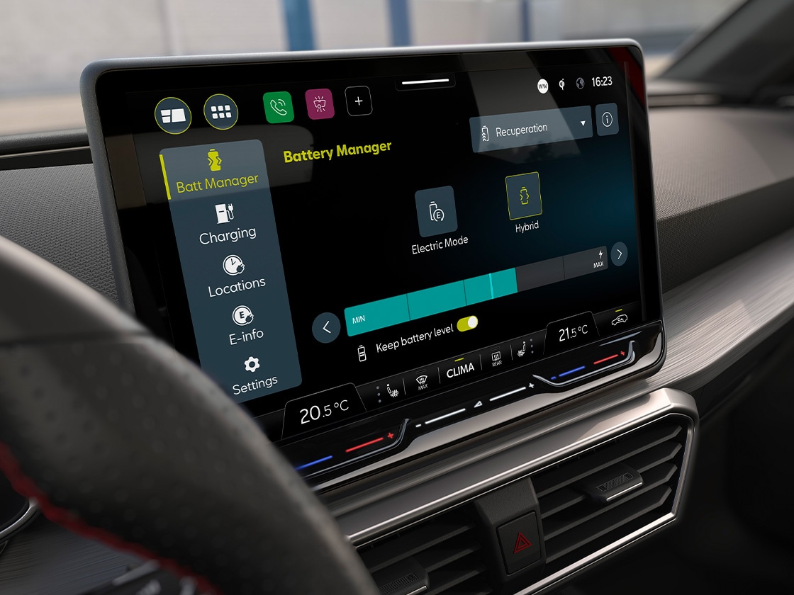 Le système de navigation de la seat leon sur l’écran tactile central. CONNECT Plus offre des mises à jour en temps réel et une connectivité en ligne pour le système de navigation, garantissant une expérience de conduite fluide et sans interruption.