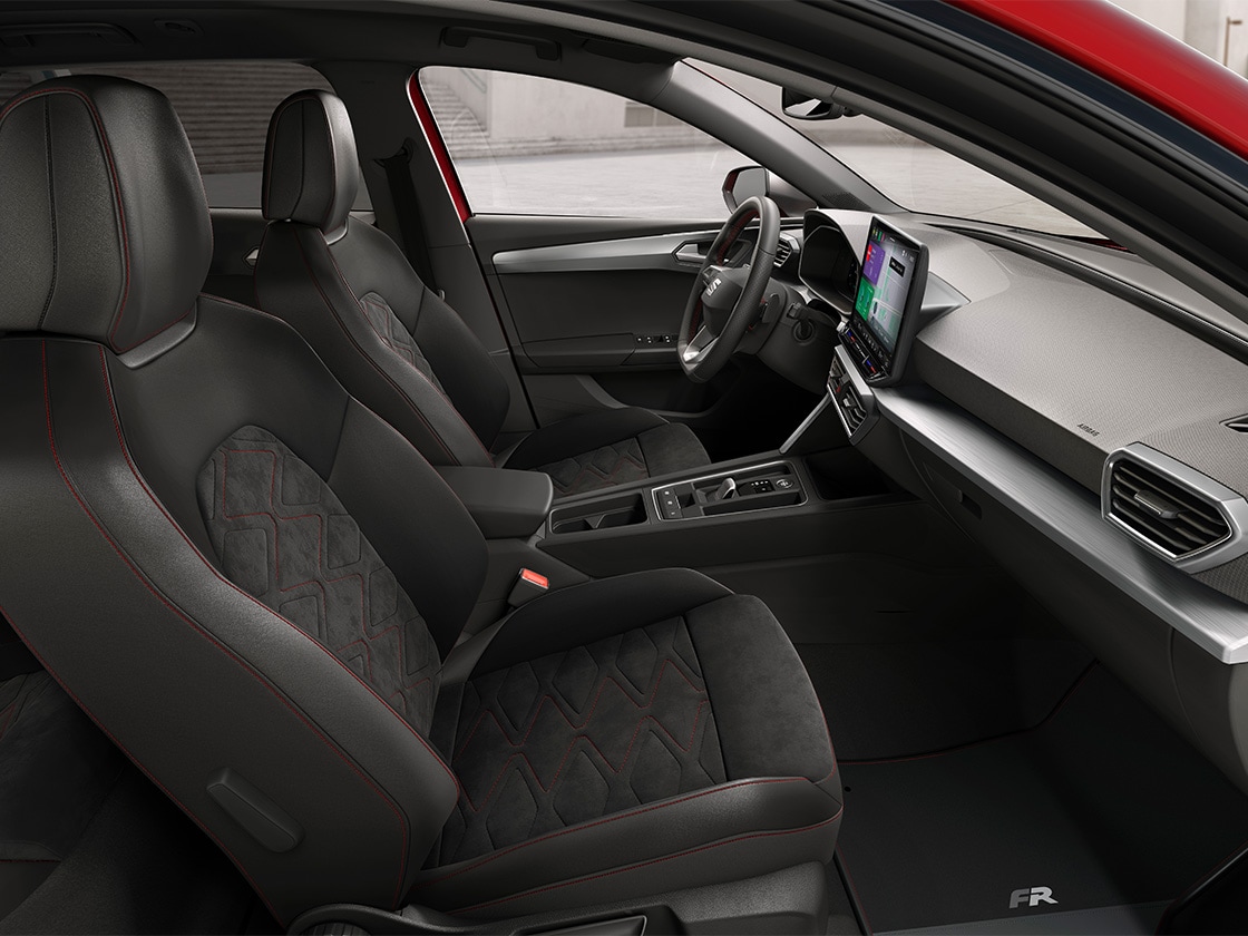Vue intérieure de la seat leon sportstourer fr mettant en valeur les sièges dynamic®, conçus pour offrir un soutien maximal et une expérience de conduite sportive et raffinée.