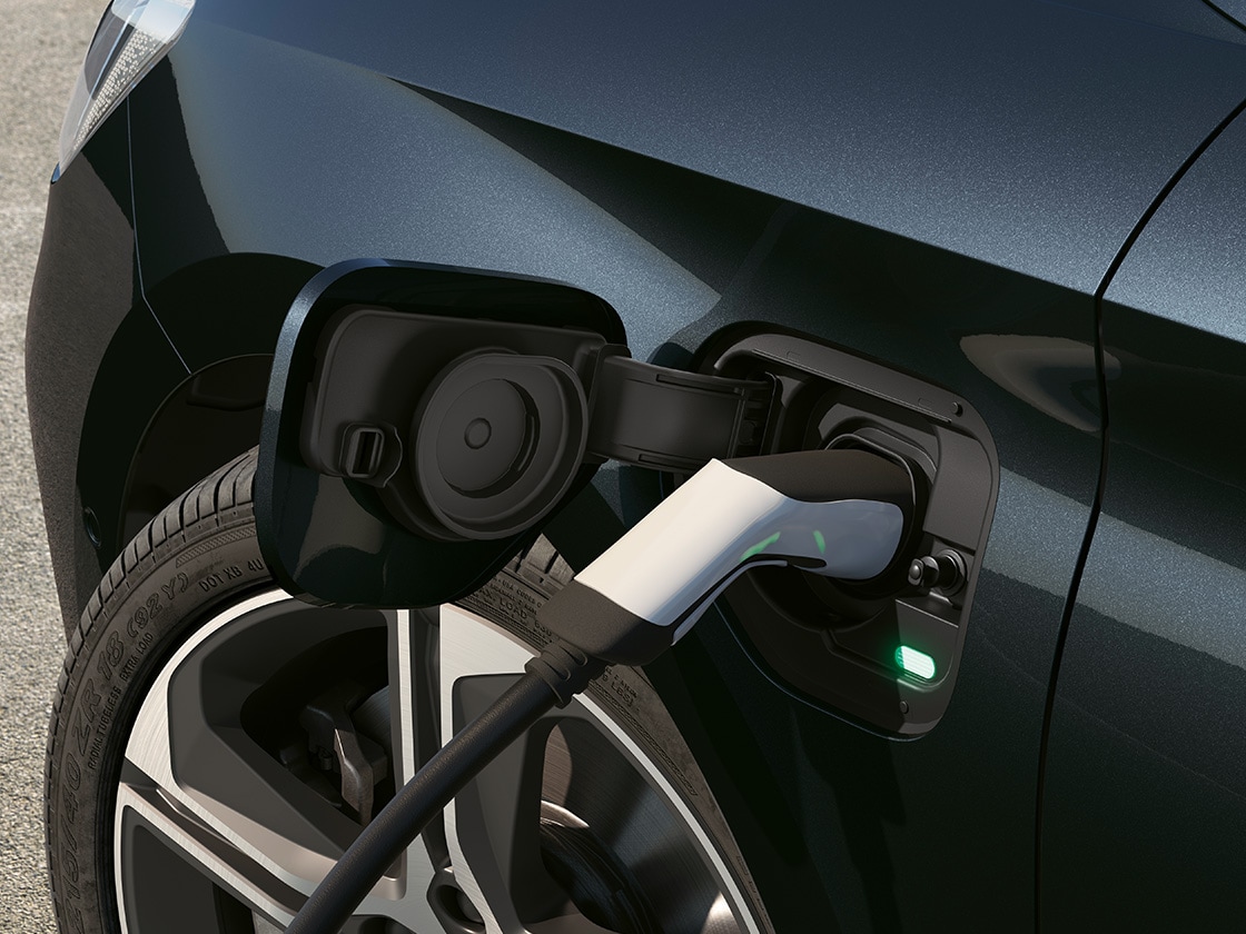 Vue intérieure du tableau de bord numérique de la seat leon sportstourer 2025, compatible avec apple carplay sans fil et android auto, ainsi que le système lane assist et des assistances à la conduite avancées.