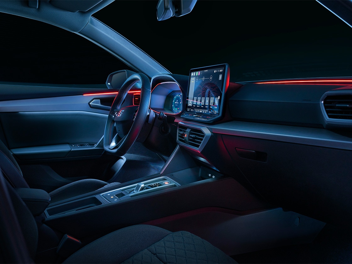 Éclairage ambiant led enveloppant dans la seat leon sportstourer à hayon, offrant un design élégant et des fonctionnalités de sécurité telles que des alertes pour les portes ouvertes ou les angles morts.