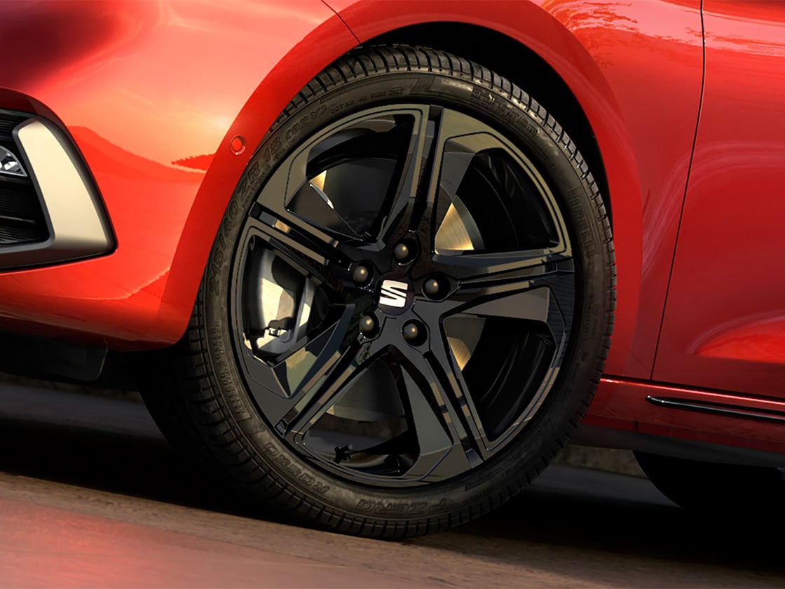 Jantes en alliage de 18 pouces présentes sur la seat leon Sportstourer édition black pack pour un look audacieux et élégant.
