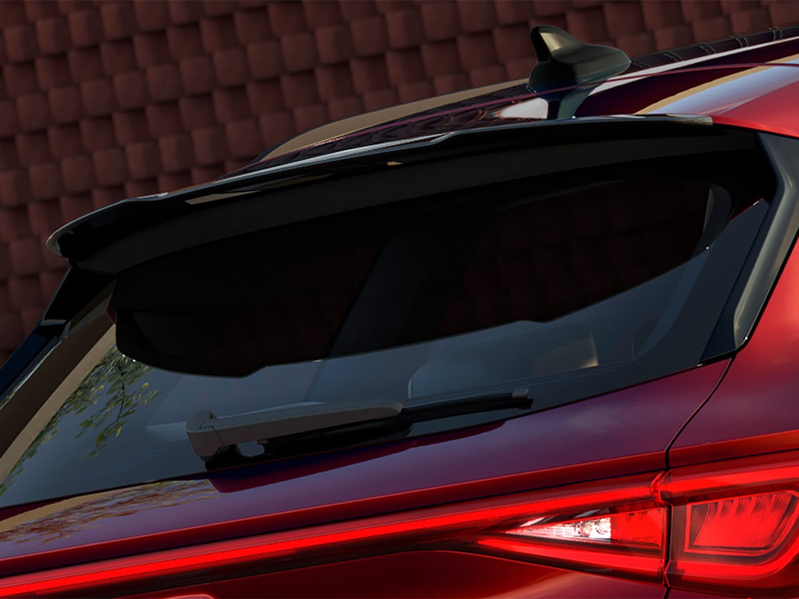 Aileron de toit noir sur la seat leon Sportstourer fr finition édition black pack, pour améliorer l’aérodynamisme.