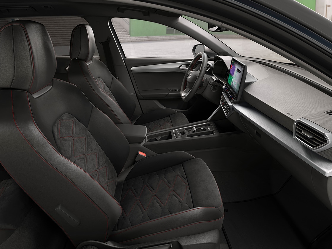 Vue intérieure de la Seat Leon mettant en valeur les sièges sportifs Dynamic®, conçus pour offrir un soutien maximal et une expérience de conduite sportive et raffinée.