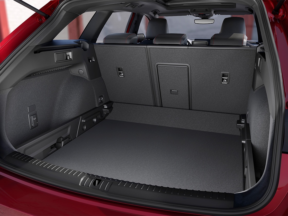 Gros plan sur le coffre de la SEAT Leon, soulignant sa grande capacité et les compartiments de rangement.