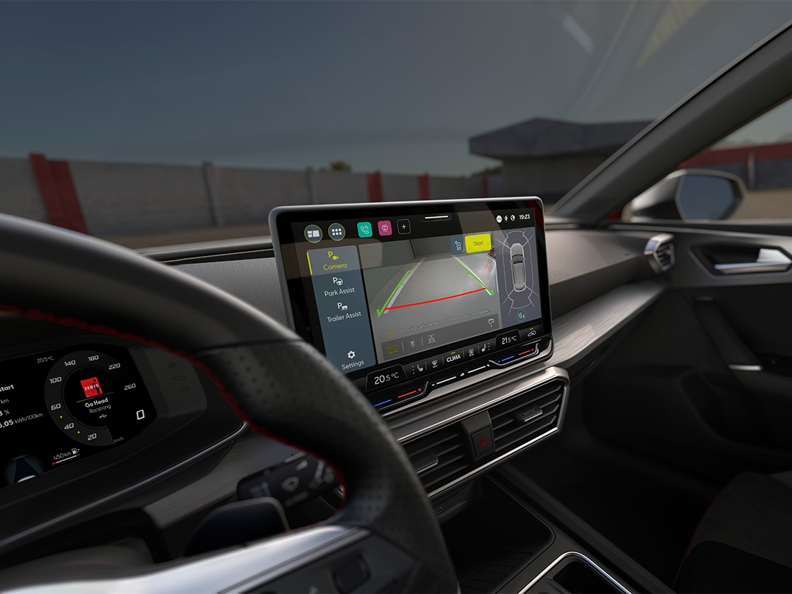 Vue intérieure de la seat leon sportstourer avec écran tactile et fonction aide au stationnement Park Assist pour un stationnement en douceur.