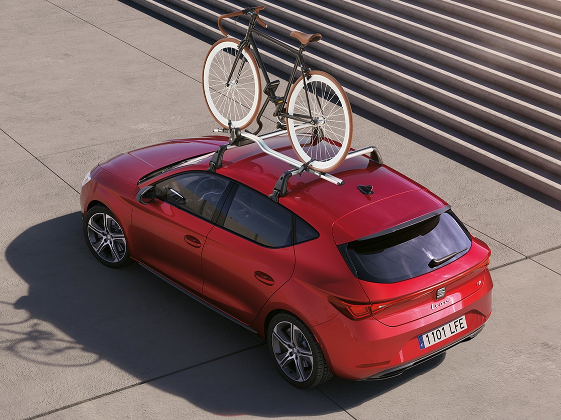Seat Leon rouge équipée d’un porte-vélos, parfaite pour transporter votre deux roues et partir à la découverte de nouvelles aventures. Idéale pour les modèles à cinq portes de la gamme.