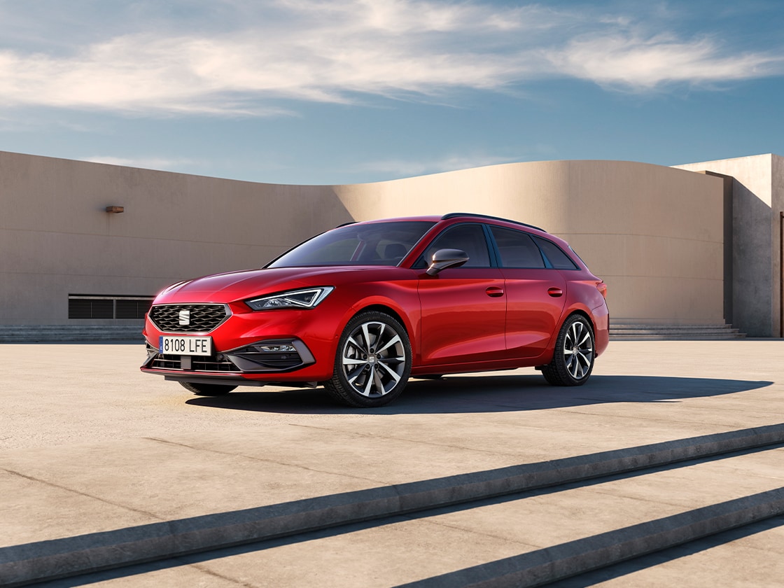 La seat leon sportstourer fr avec ses jantes alliage élégantes et son profil de conduite dynamique. Le véhicule phare de la gamme seat est présenté dans un décor extérieur.