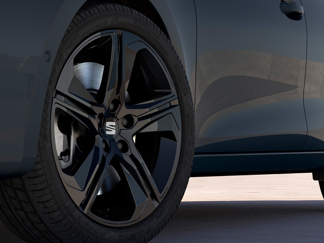 Gros plan de la jante en alliage 18 pouces performance en Noir de la seat leon sportstourer fr version Black Edition, mettant en valeur un design épuré et sportif.