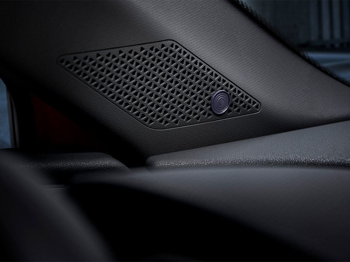 Gros plan sur un haut-parleur intérieur pour illustrer comment le système audio SEAT répartit l’acoustique de manière optimale dans l’habitacle du véhicule.