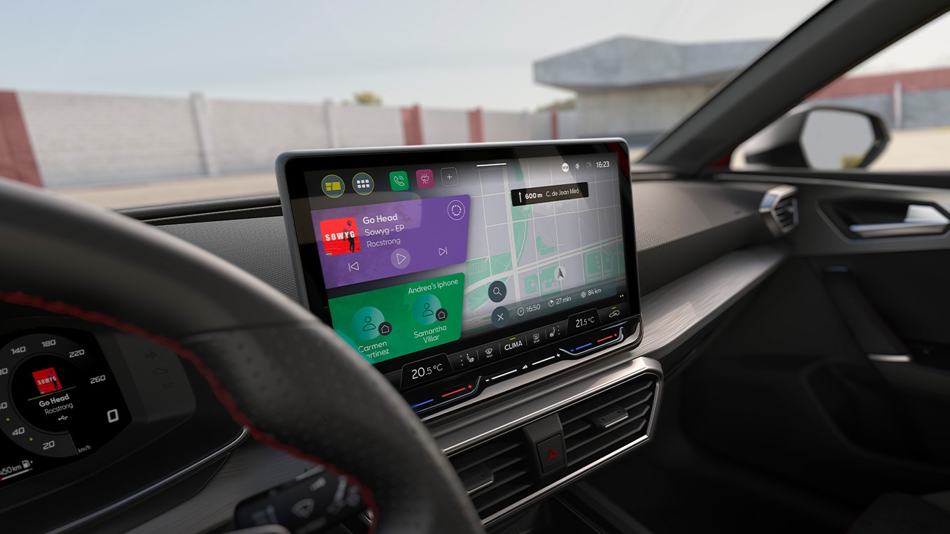 Intérieur de la SEAT Leon Sporstourer offrant un aperçu du volant et du tableau de bord doté d’un écran tactile dynamique, pour un contrôle total lors de la conduite.