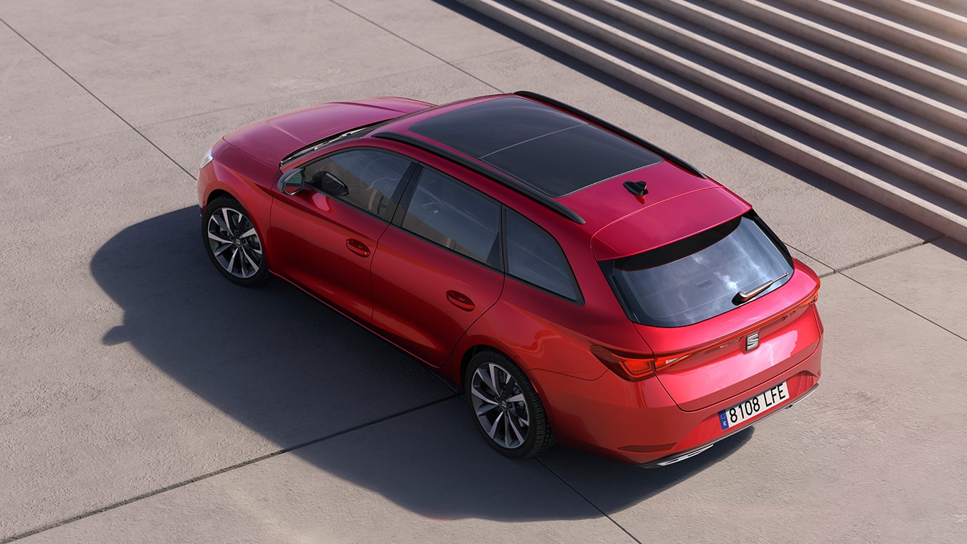 Vue du dessus de la SEAT Leon Sportstourer garée au soleil en extérieur avec des escaliers en arrière-plan.