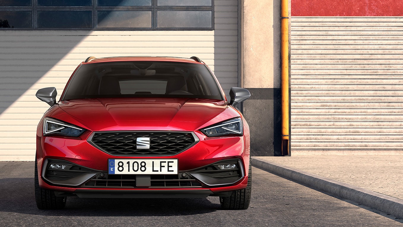 Gros plan de la calandre de la seat leon en rouge désir, mettant en avant son motif audacieux et raffiné.