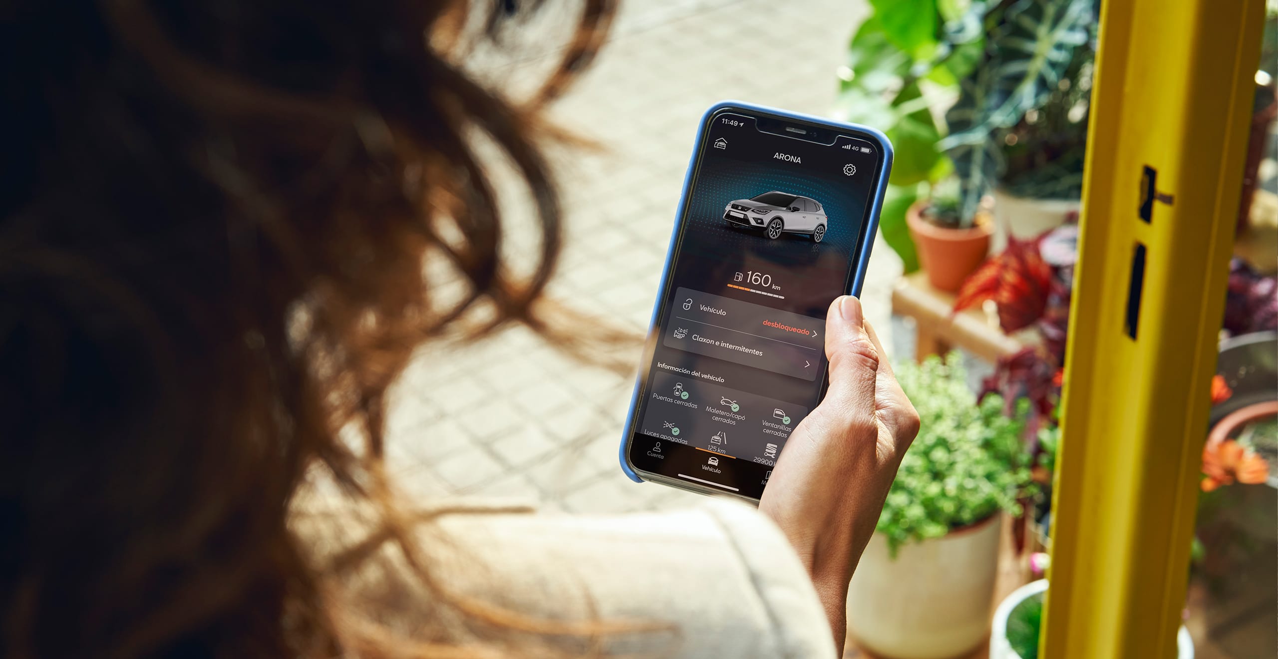 Femme connectée à SEAT CONNECT avec son smartphone