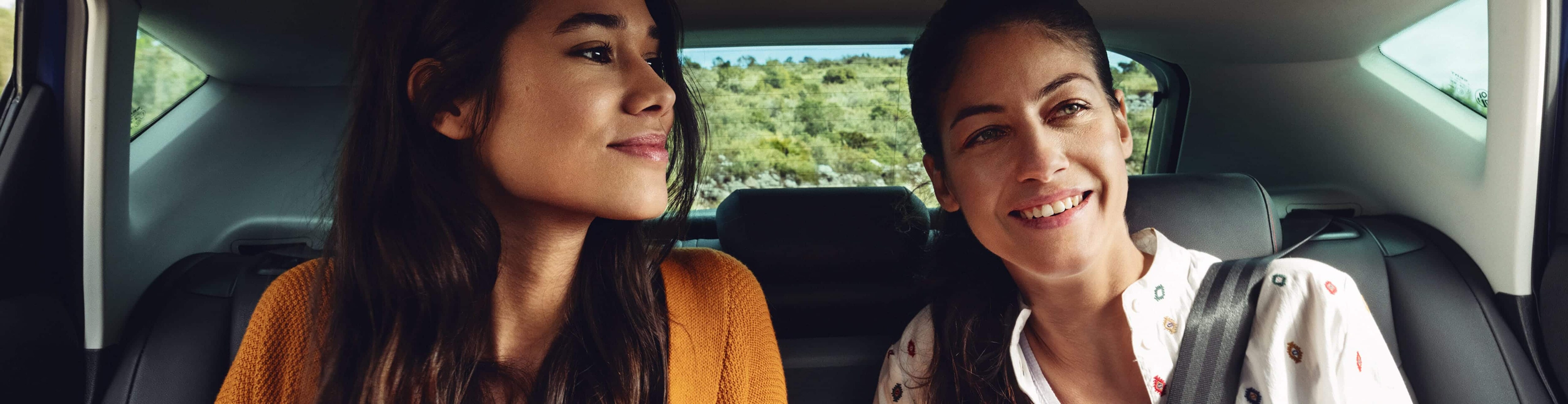 deux femmes assises dans la SEAT Arona