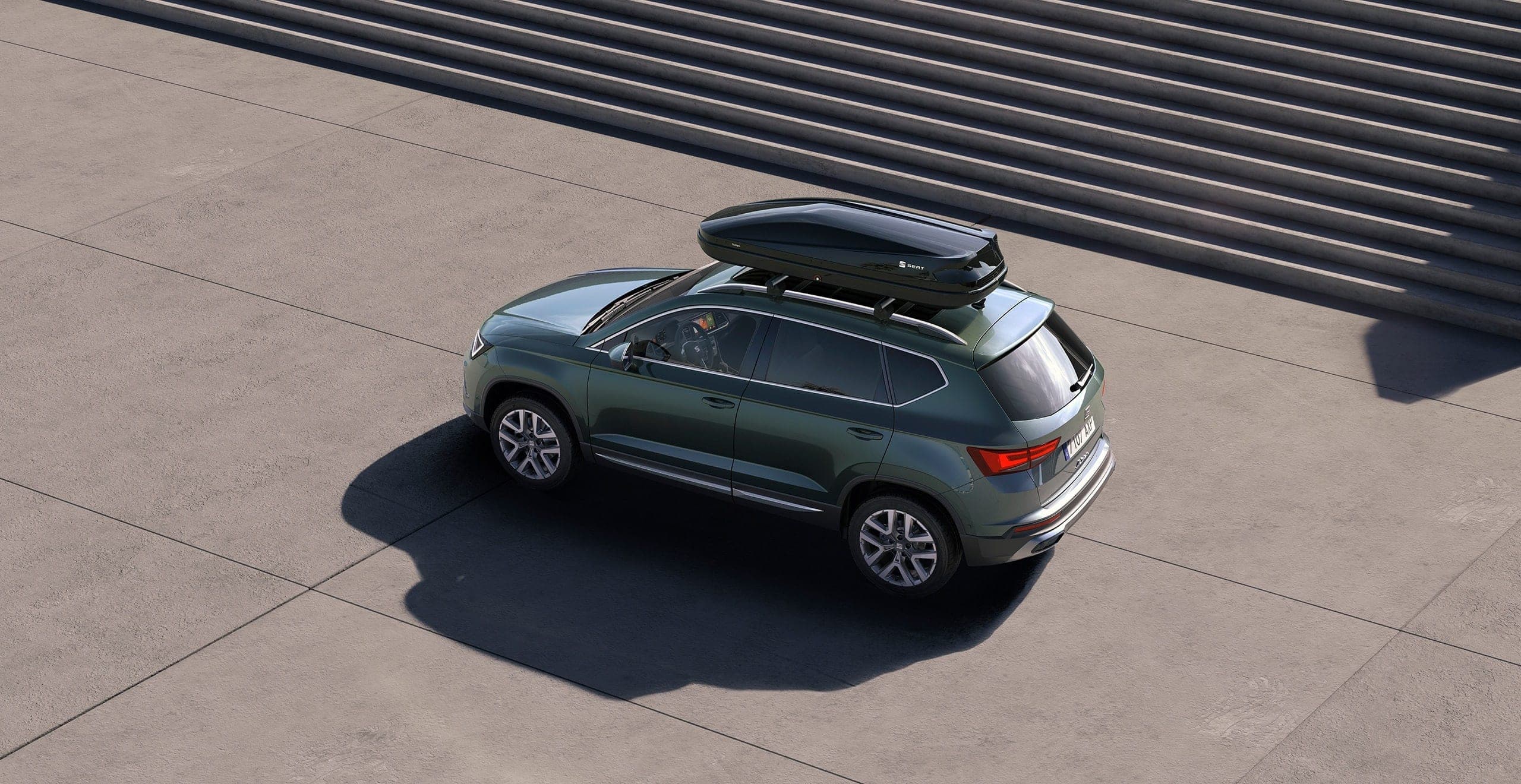 SEAT Ateca Xperience SUV avec accessoire de coffre de toit vue extérieure arrière