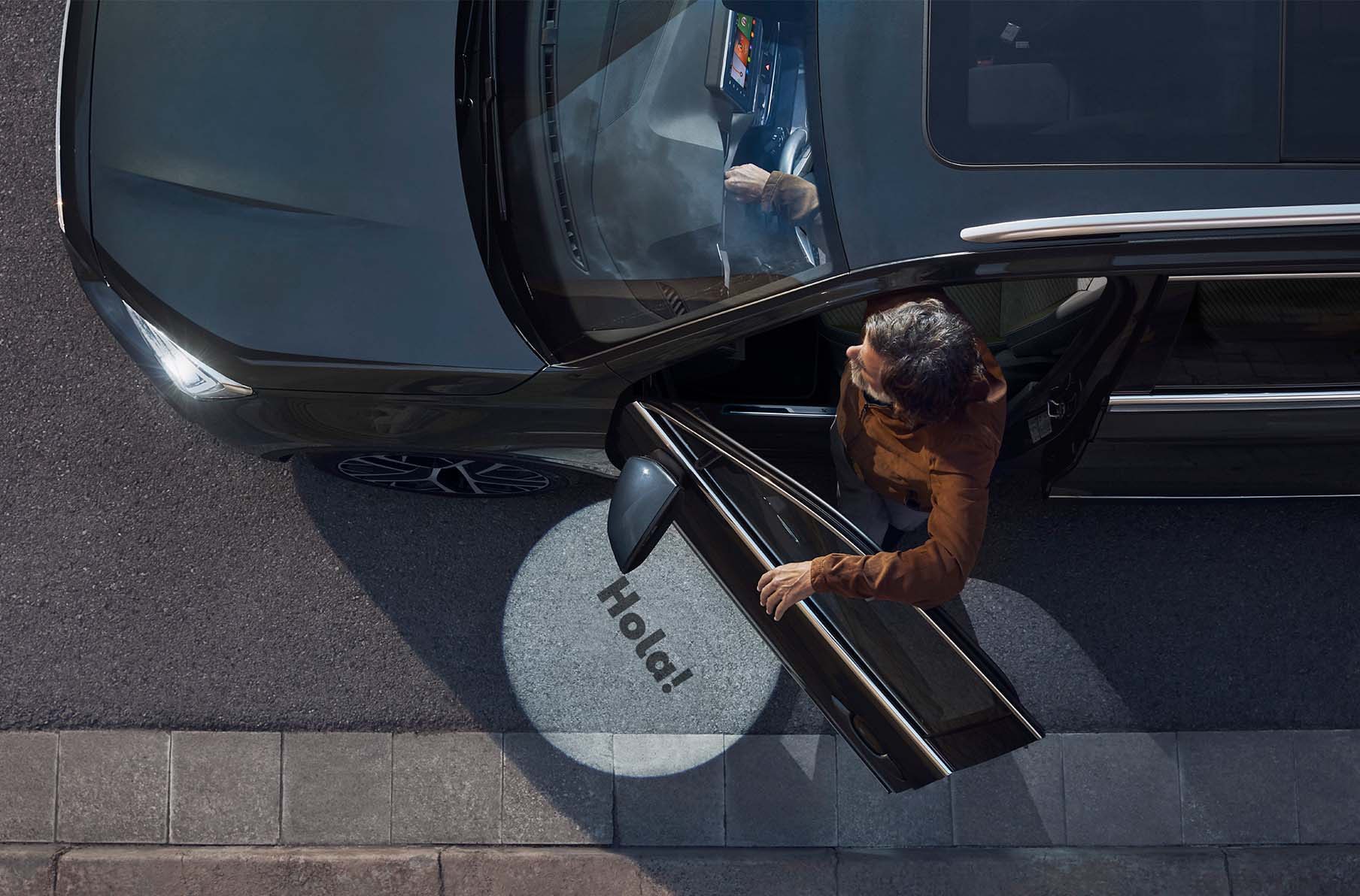 Vue par drone d’un homme entrant dans la nouvelle SEAT Tarraco 2024 XPERIENCE