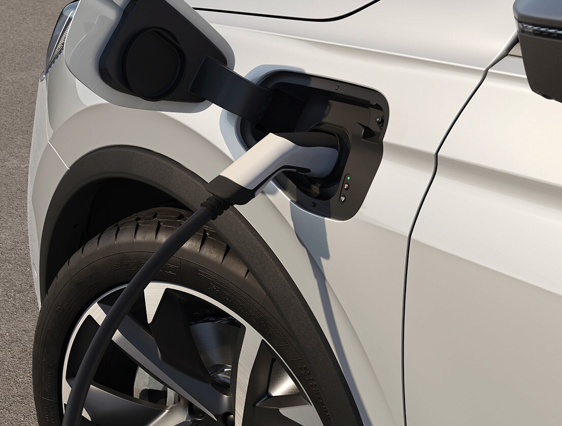 La SEAT Tarraco en blanc en train de charger