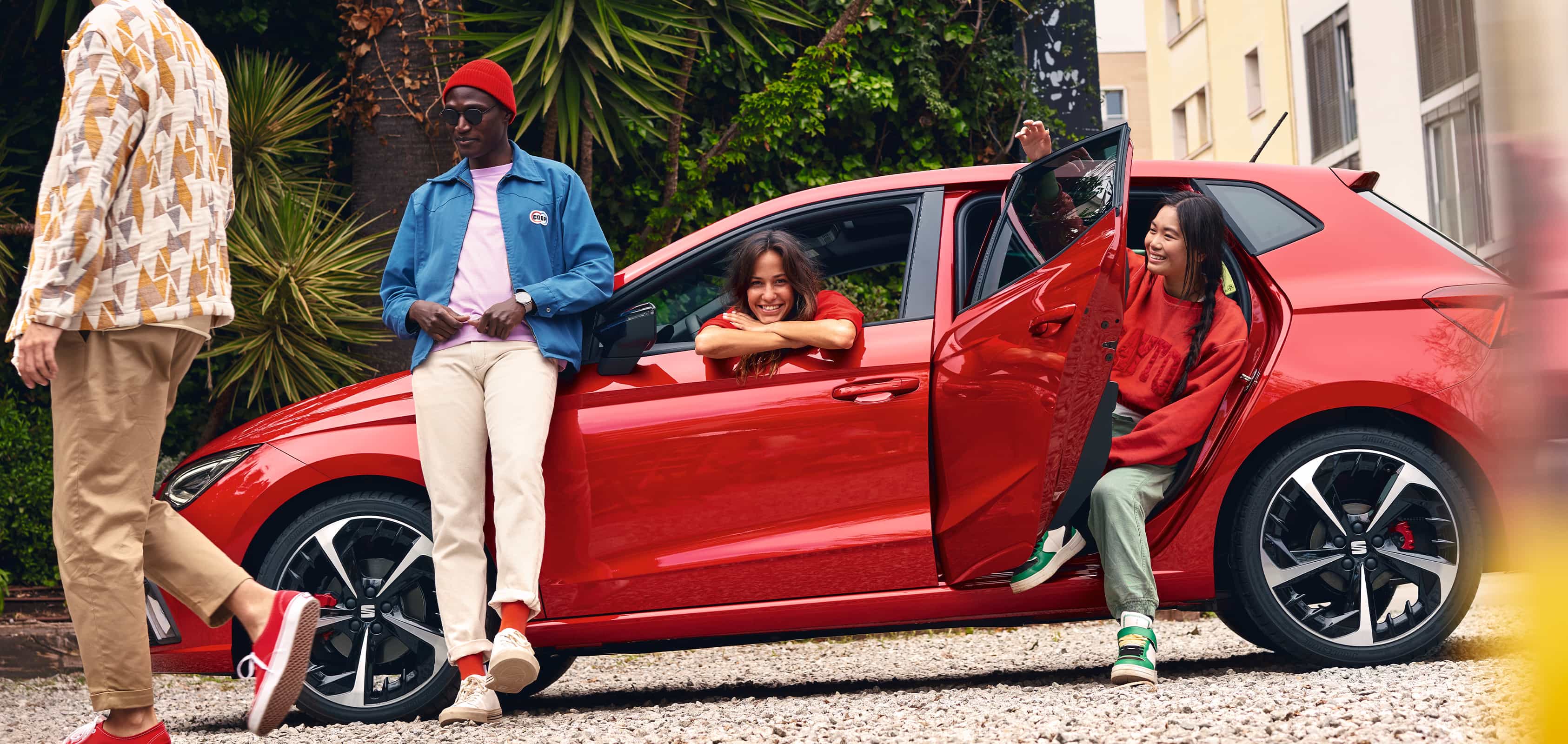 Vue latérale de la SEAT Ibiza rouge désir