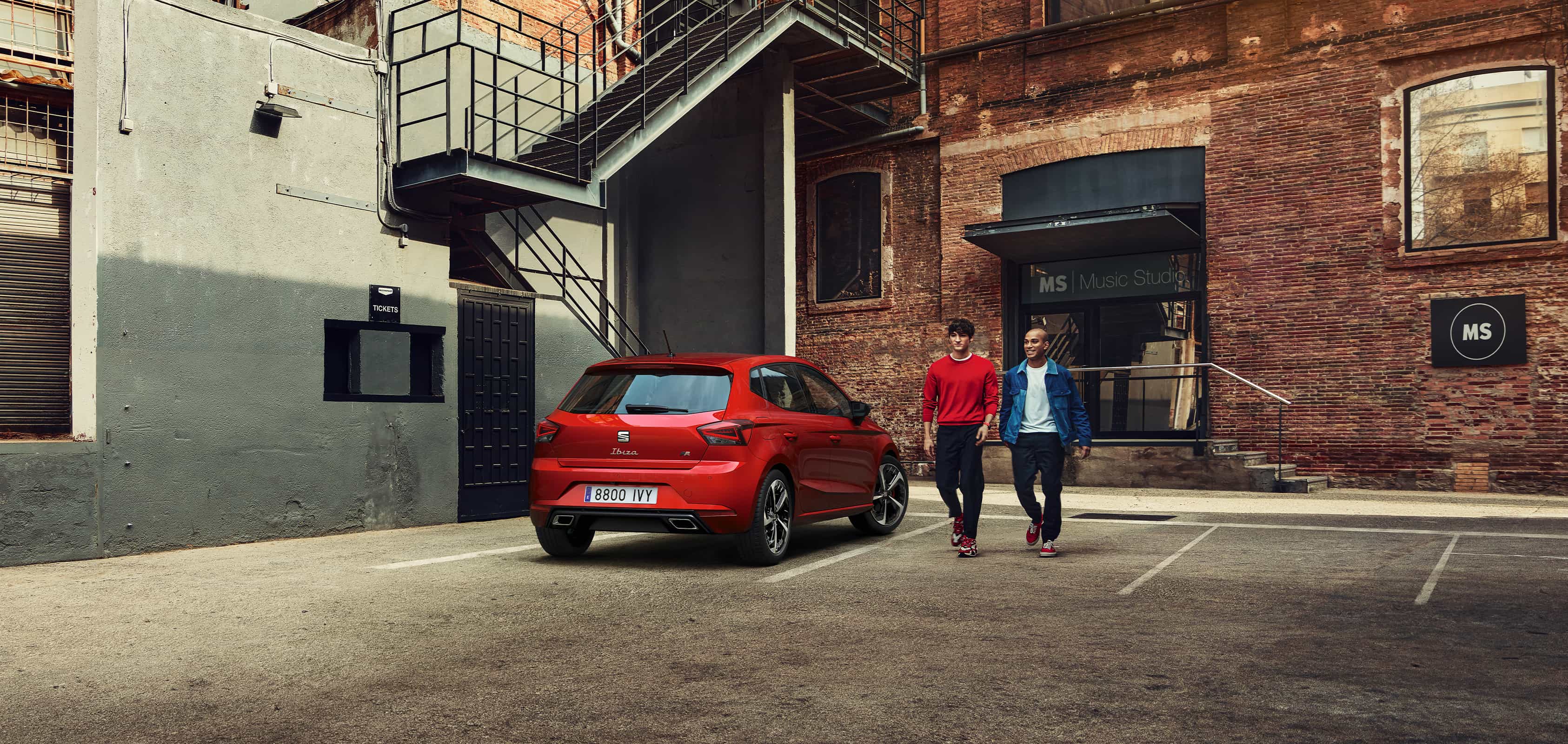 Vue arrière de la SEAT Ibiza couleur rouge désir