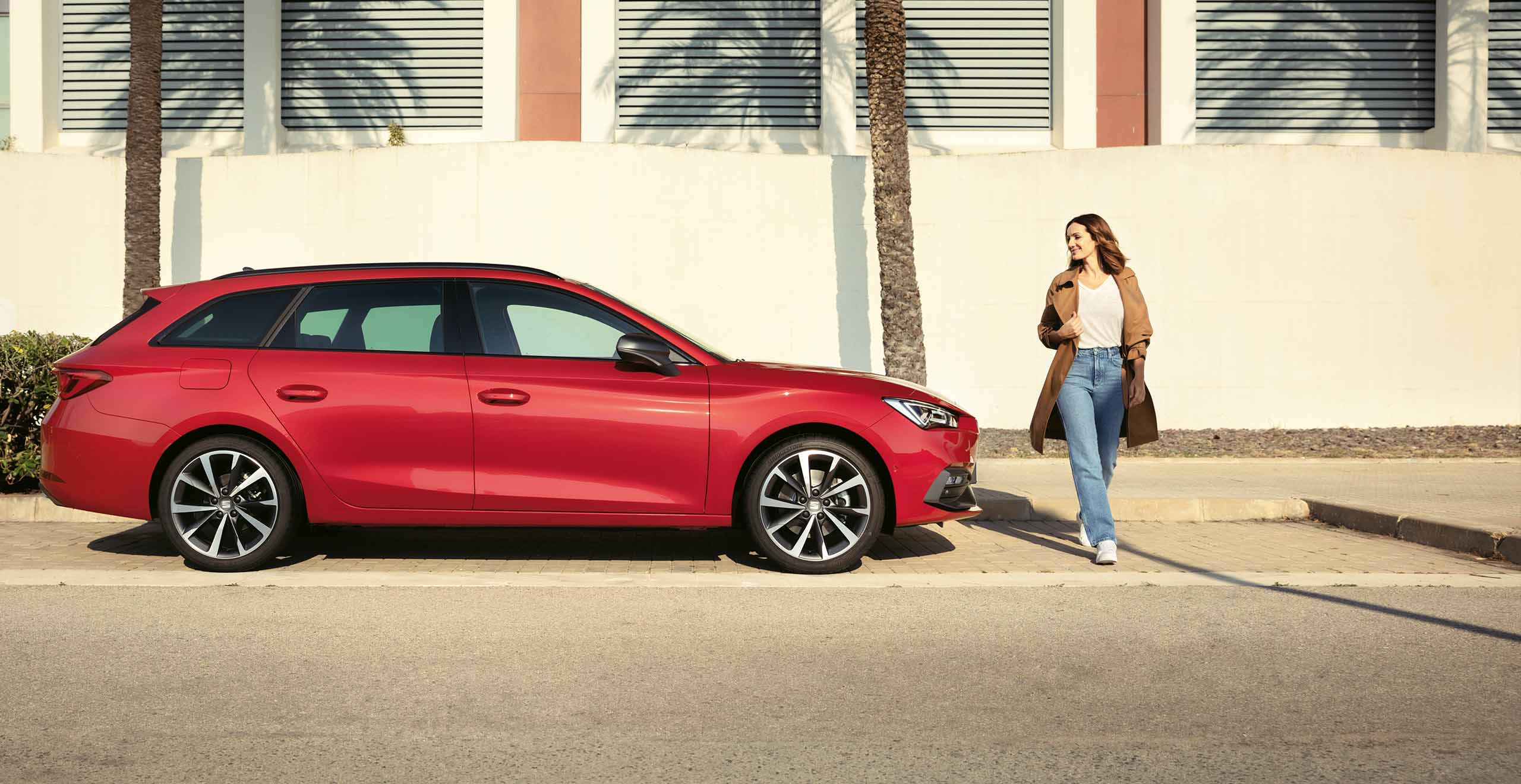 Nouvelle SEAT Leon Sporstourer couleur Pure Rouge avec Jantes en alliage 18''