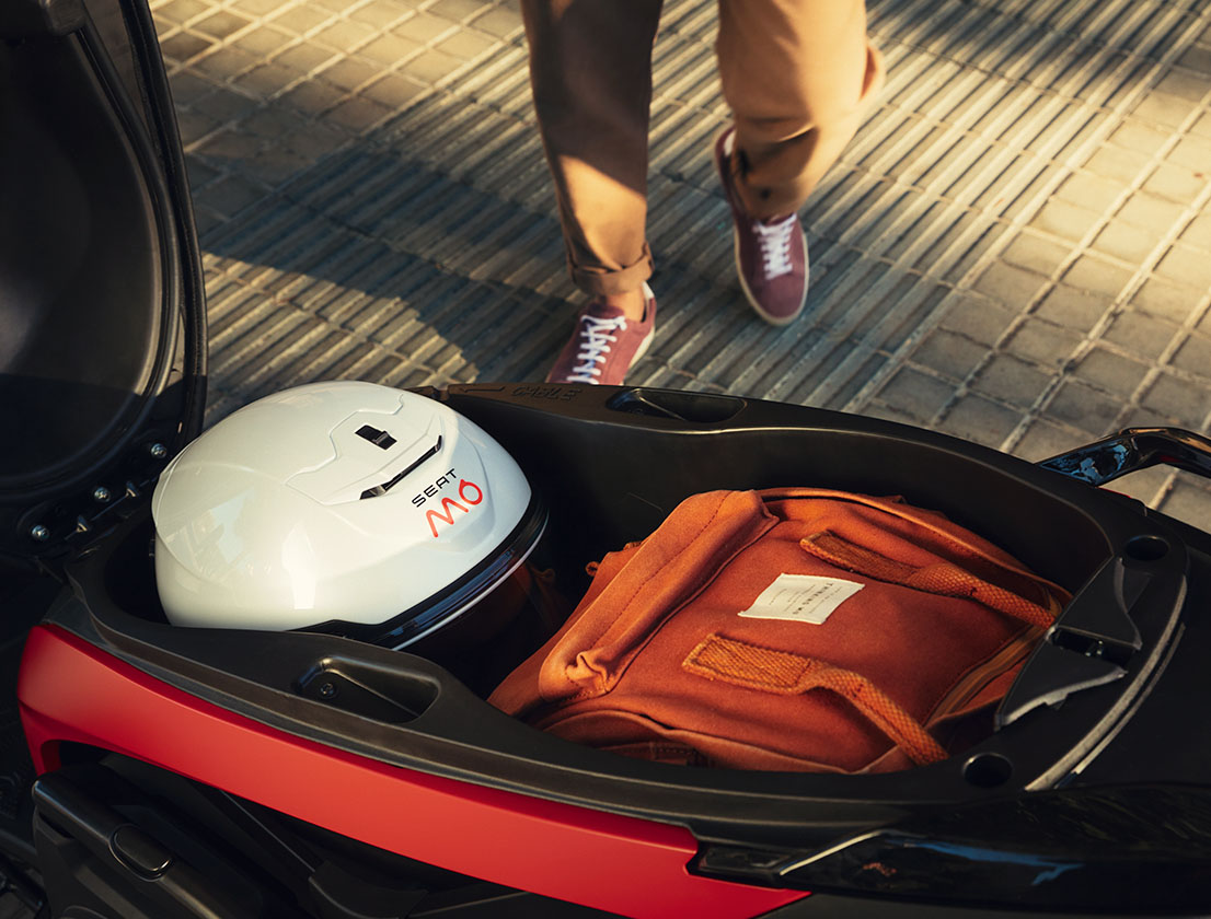 Le scooter électrique SEAT MÓ 125 avec espace de rangement pour 2 casques