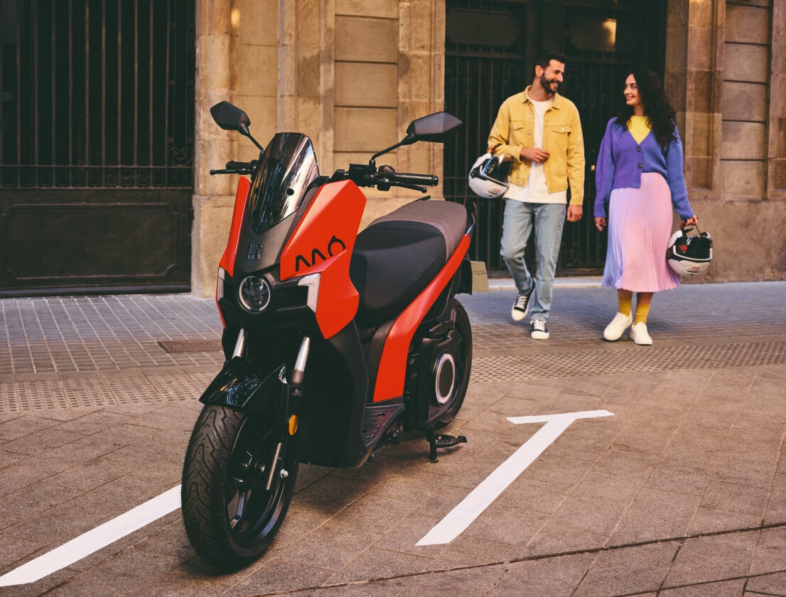 Scooter électrique SEAT MÓ 125 garé sur la plage