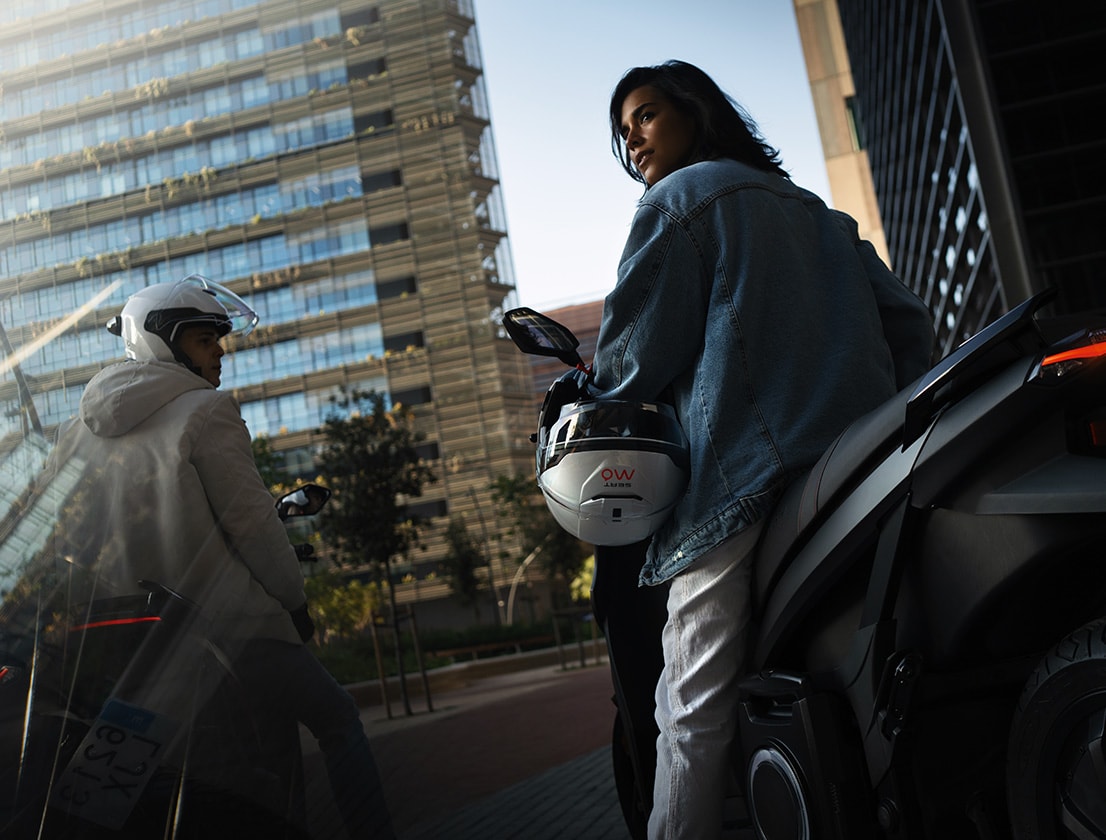 Des amis conduisant le scooter électrique SEAT MÓ 125 sans bruit ni émissions