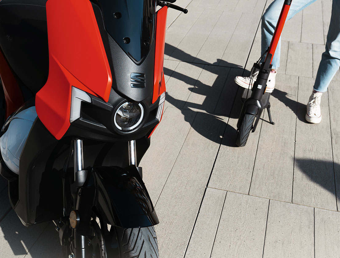 SEAT MÓ 125 electric scooter with 100% LED sustainable lights to save battery power