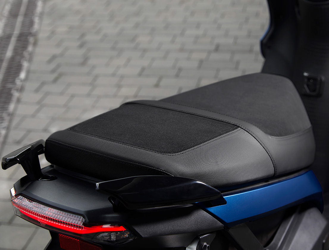 new-seat-mo-125-performance-doube-alcantara-seat-comfort-safety