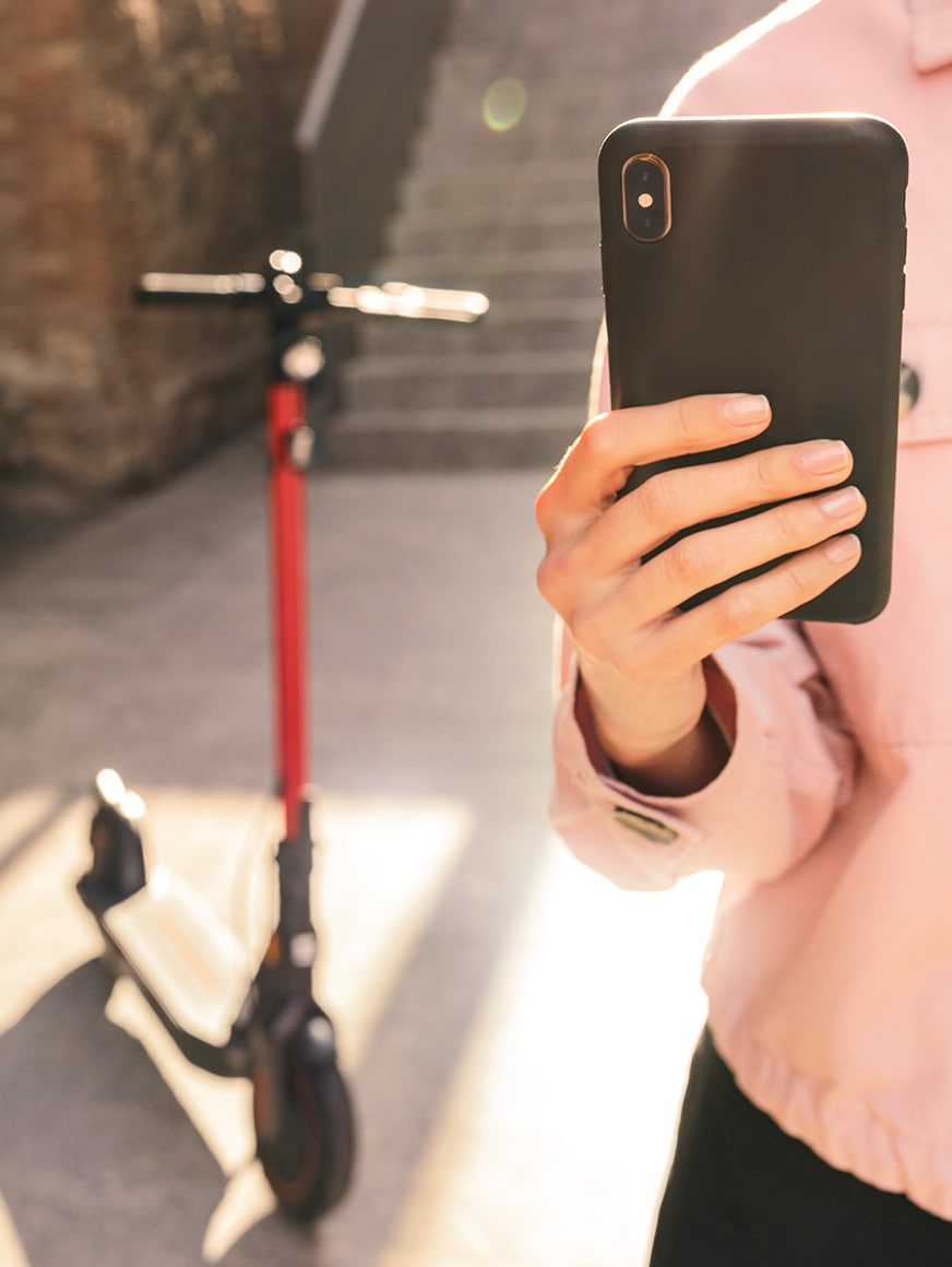 person connecting their SEAT MÓ 25 electric scooter with smartphone app