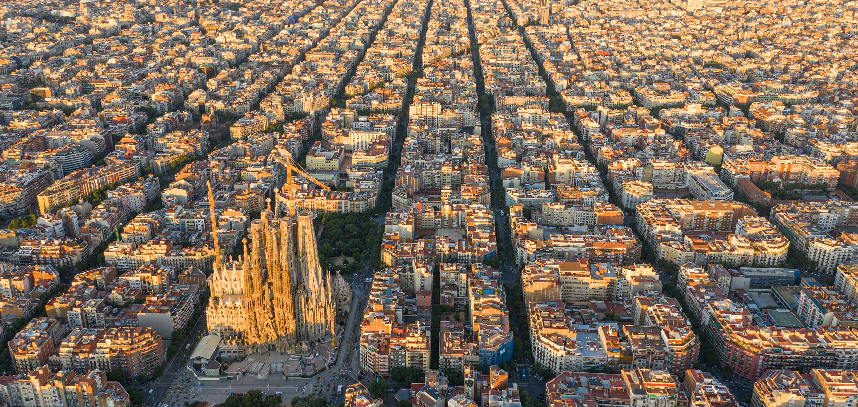 Vue aérienne de la ville de Barcelone avec le quartier de l'Eixample et la cathédrale de la Sagrada Familia au centre - SEAT Creative Living