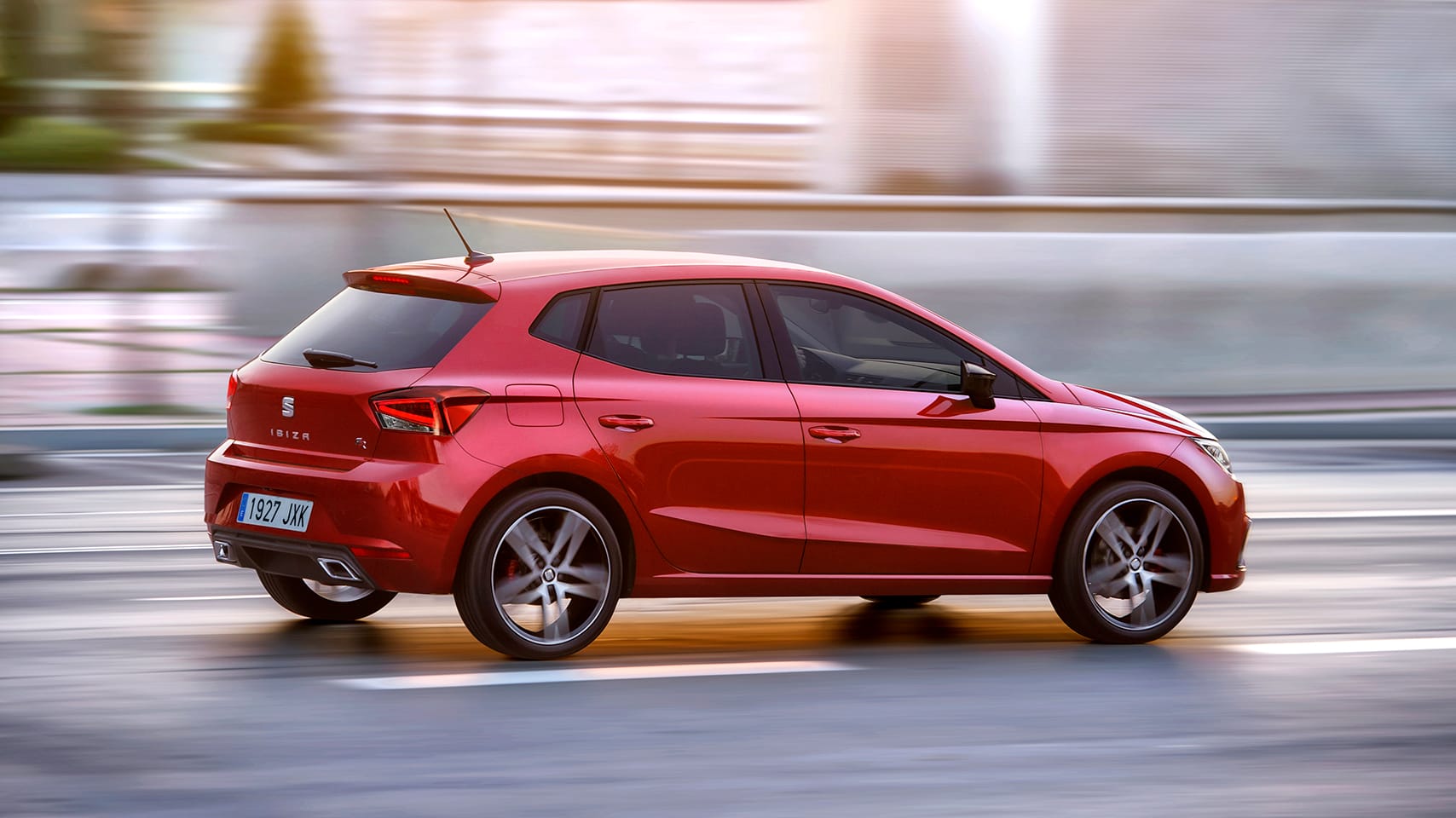 SEAT Ibiza rouge conduite sur voie rapide