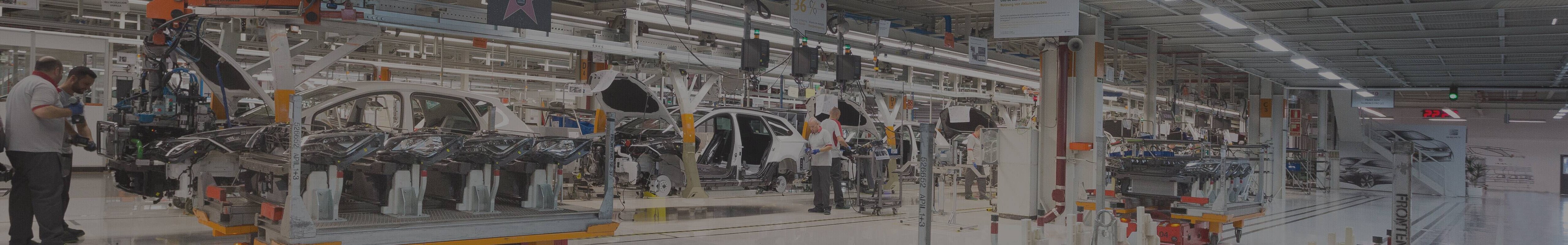 Opérateurs et robots travaillant à l'usine de Martorell SEAT
