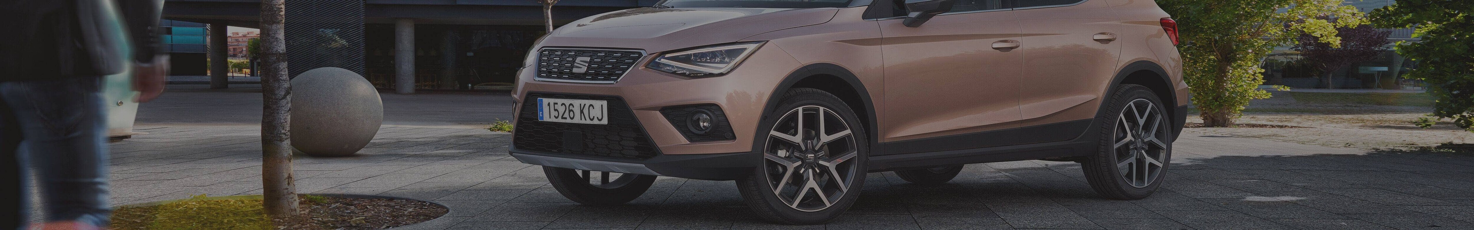 SUV SEAT Arona garé et des gens autour