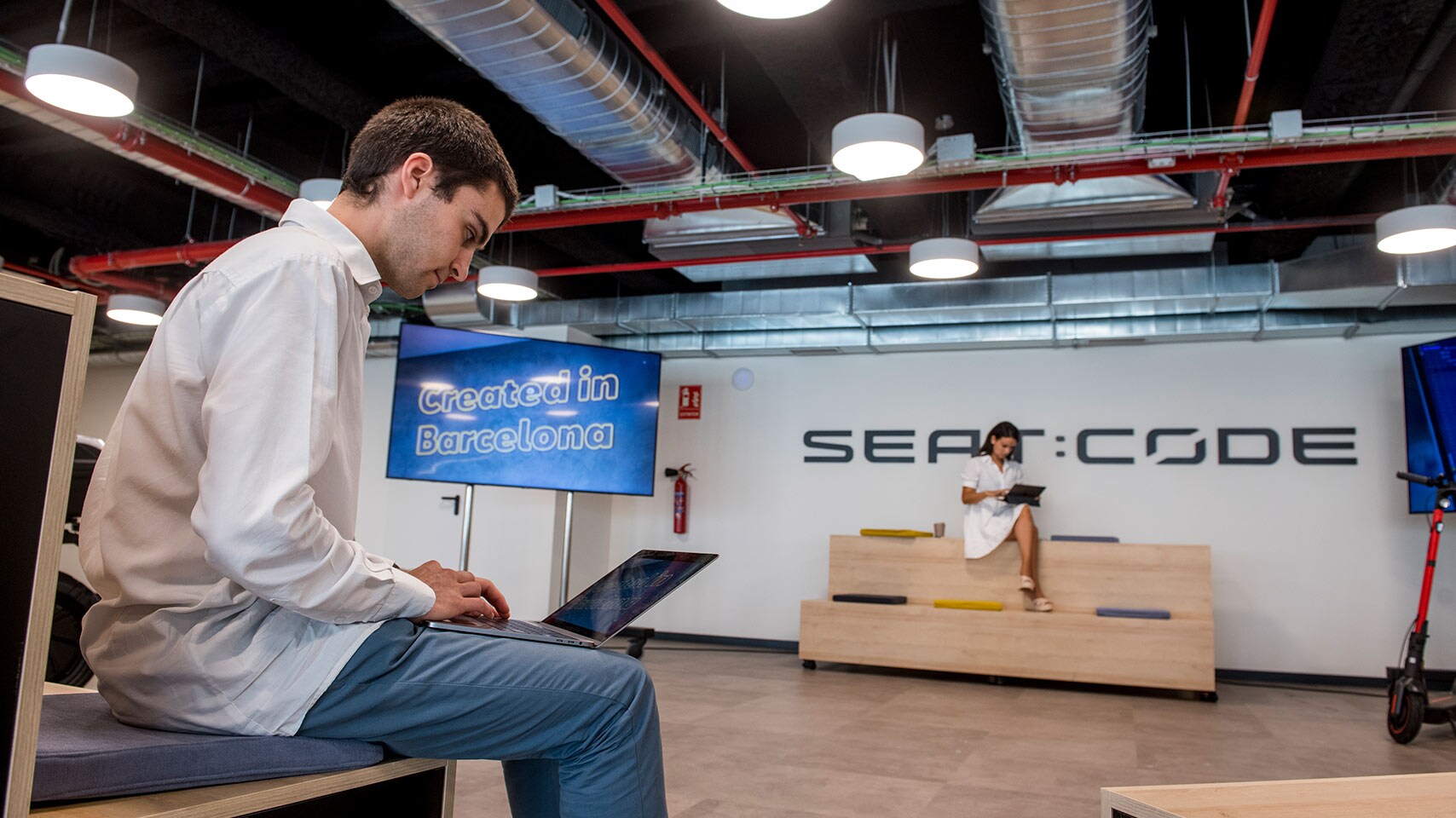 Technicien travaillant sur ordinateur chez SEAT
