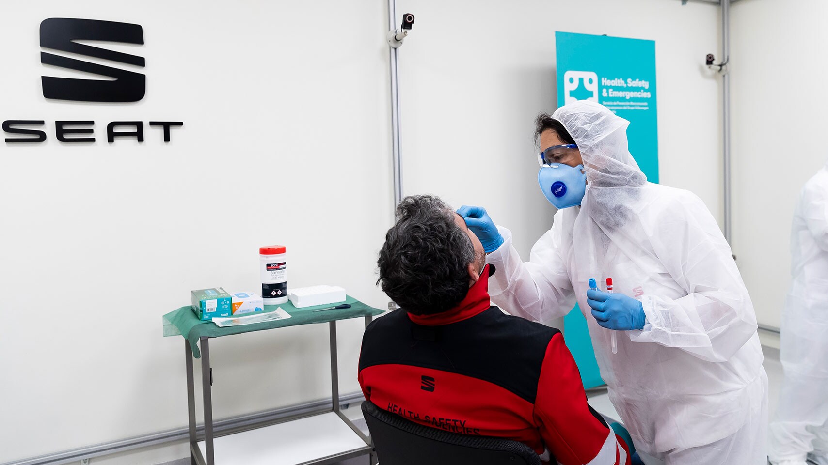 Un homme fait un test PCR à un patient